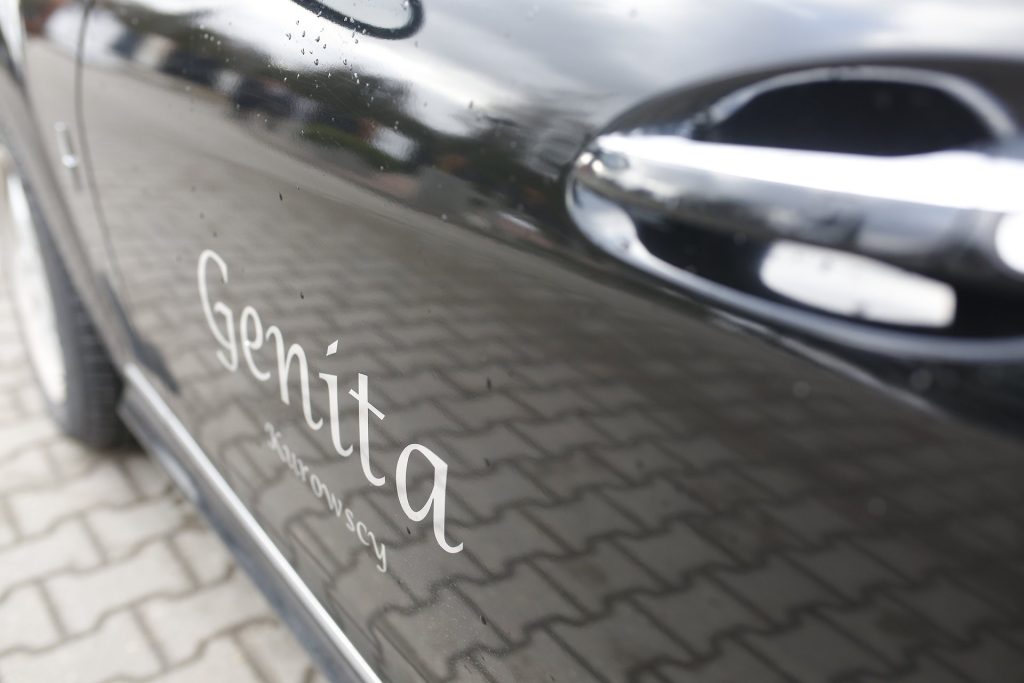 Karawan Mercedes z logo zakładu pogrzebowego Genita