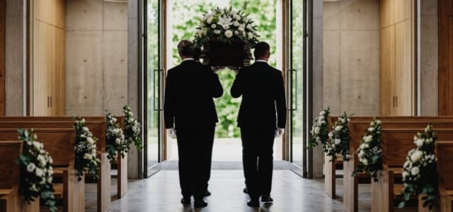 Pracownicy zakładu pogrzebowego Genita przed rozpoczęciem ceremonii