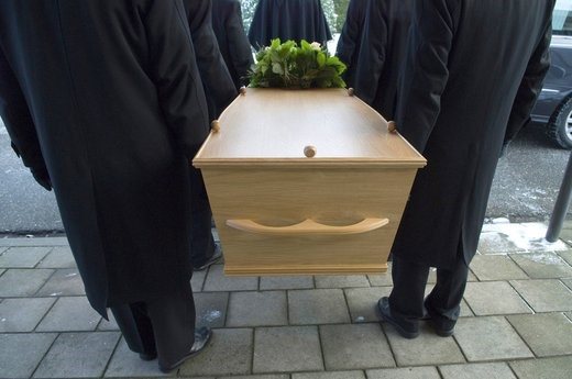 Odprowadzenie trumny podczas ceremonii pogrzebowej