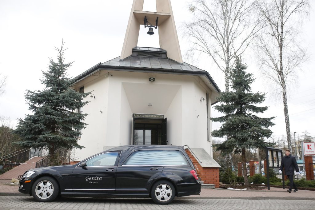 Karawan Genita przed kościołem przed ceremonią pogrzebową w Warszawie
